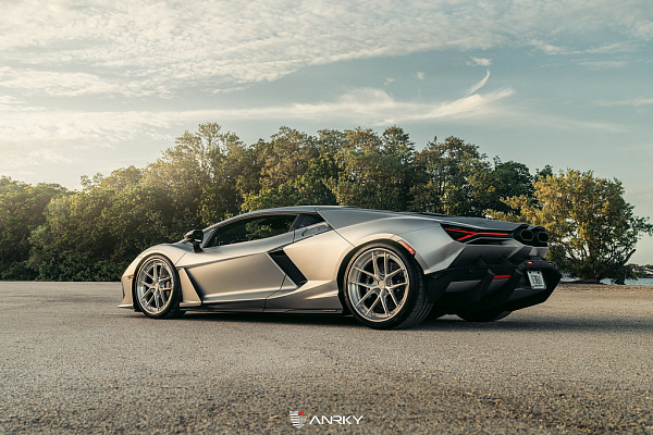 Фото дисков Anrky XR-301 Глянцевый лак на Lamborghini Revuelto