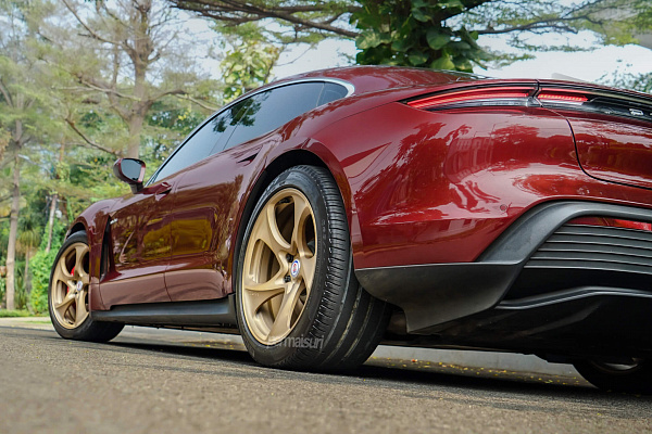 Фото дисков HRE 522M Сатиновое золото на Porsche Taycan I