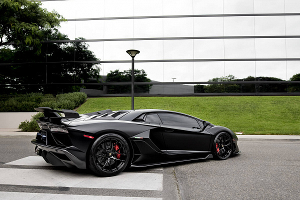 Фото дисков HRE R161 Lightweight Черный глянец на Lamborghini Aventador