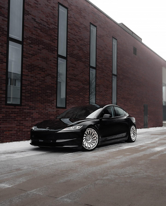 Фото дисков R807 Полированный лак на Tesla Model 3