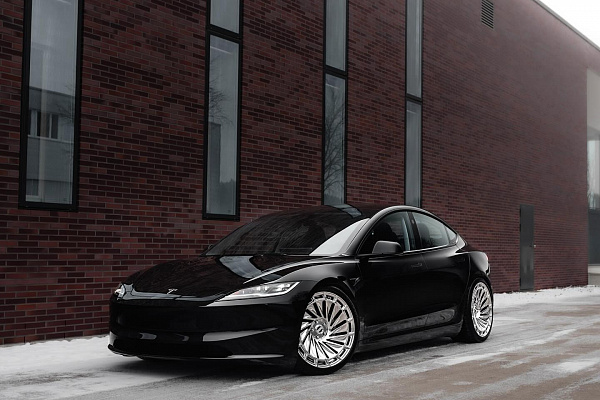 Фото дисков Radi8 R807 Полированный лак на Tesla Model 3