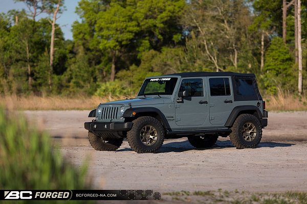 Фото дисков BC Forged RZ05 Сатиновая бронза на Jeep Wrangler III (JK)