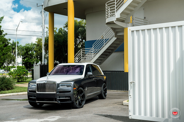 Фото дисков Vossen S17-11 Черный глянец на Rolls-Royce Cullinan