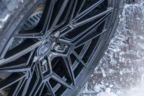 Фото дисков Bola FP1 Черный глянец на Land Rover Defender II