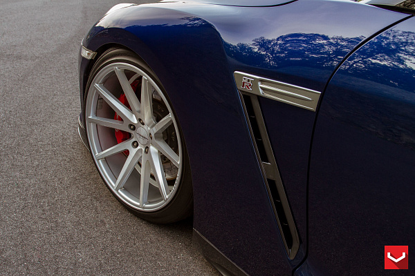 Фото дисков Vossen VFS-1 Серебро на Nissan GT-R