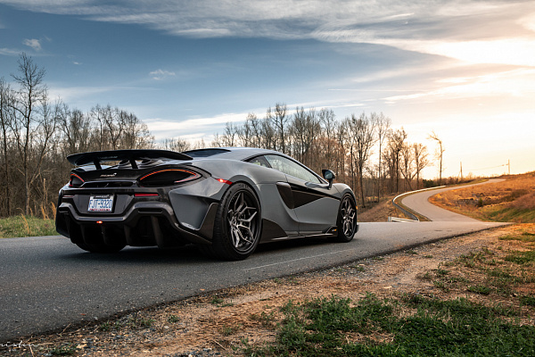 Фото дисков Brixton Forged PF9 Сатиновый графит на McLaren 600