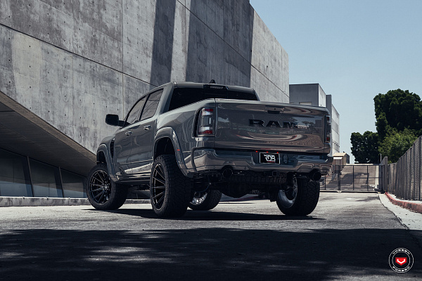 Фото дисков Vossen VFX-01 Черный глянец на Ram 1500 V