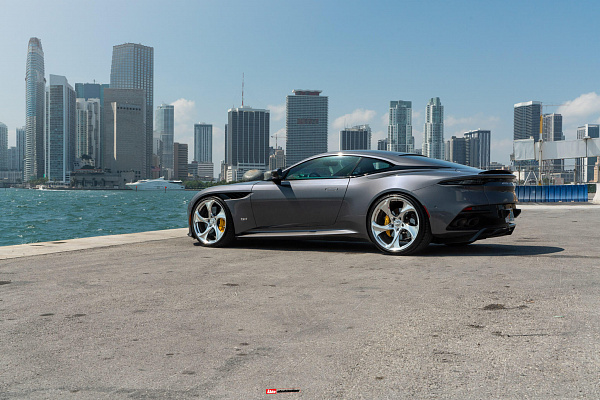 Aston Martin DBS Superlegerra