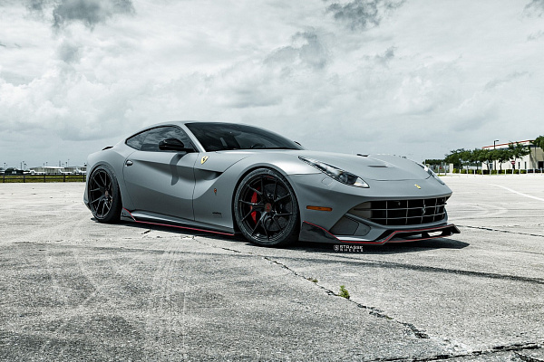 Фото дисков Strasse Wheels SM5RT Deep Concave Monoblock Черный глянец на Ferrari 812