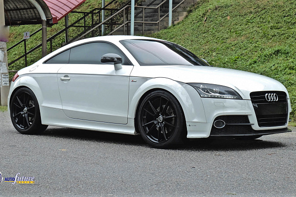 Фото дисков HRE FF04 Черный глянец на Audi TT (8J)