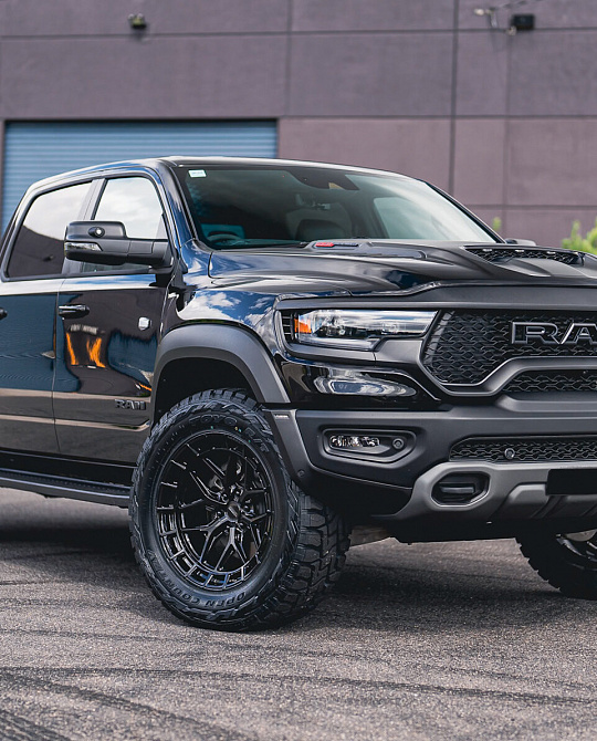 Фото дисков HFX-1 (6-Lug) Черный глянец на Ram 1500 V