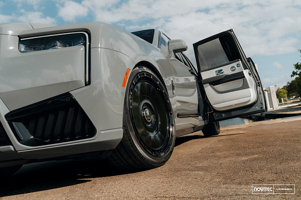 Фото дисков NOVITEC SP3 Черный глянец на Rolls-Royce Cullinan