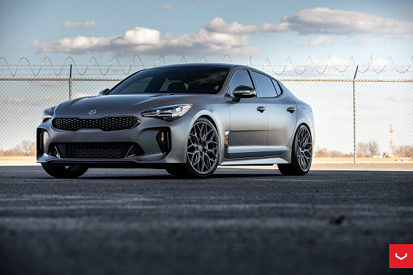 Фото дисков Vossen HF-2 Сатиновый графит на Kia Stinger