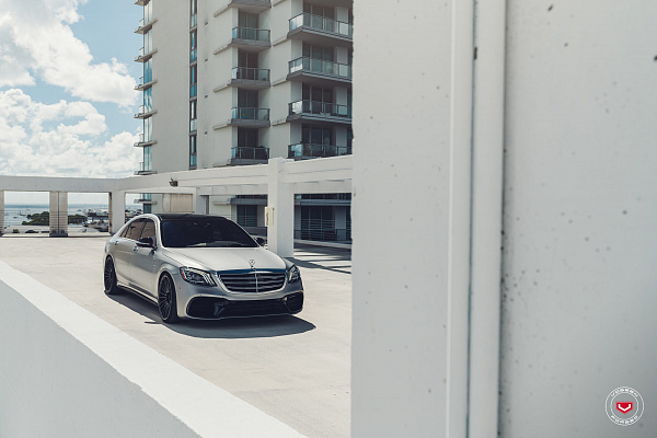 Фото дисков Vossen S17-04 Черный глянец на Mercedes-Benz S-Class (W222, C217)