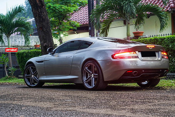 Фото дисков Vossen VFS-5 Глянцевый графит на Aston Martin DB 9 