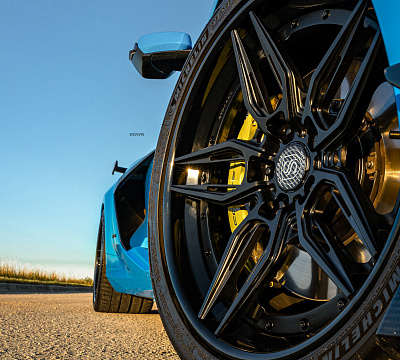 Фото дисков Strasse Wheels SV4-RS Deep Concave FS на Chevrolet Corvette C8