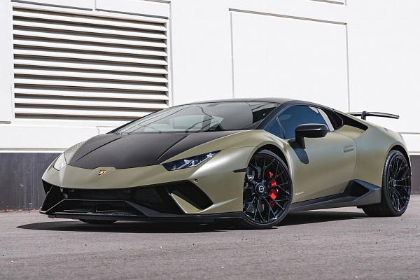 Фото дисков Brixton Forged PF10 Черный глянец на Lamborghini Huracan