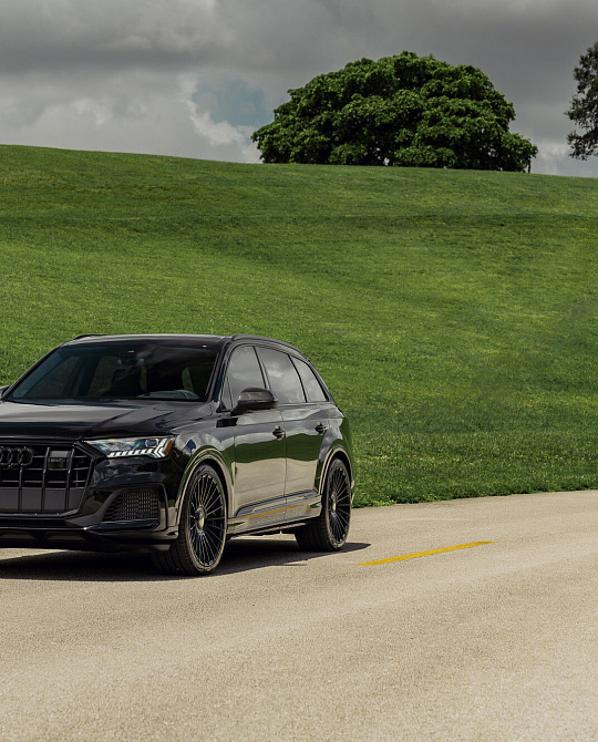 Фото дисков HF-8 Черный глянец на Audi Q7 (4M)