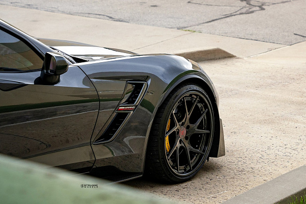 Фото дисков Strasse Wheels SM5RT Deep Concave FS Черный глянец на Chevrolet Corvette C7