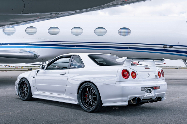 Фото дисков Strasse Wheels R10 Competition Черный глянец на Nissan GT-R