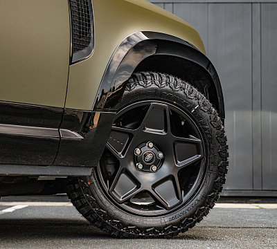Фото дисков Kahn Mondial Retro на Land Rover Defender II