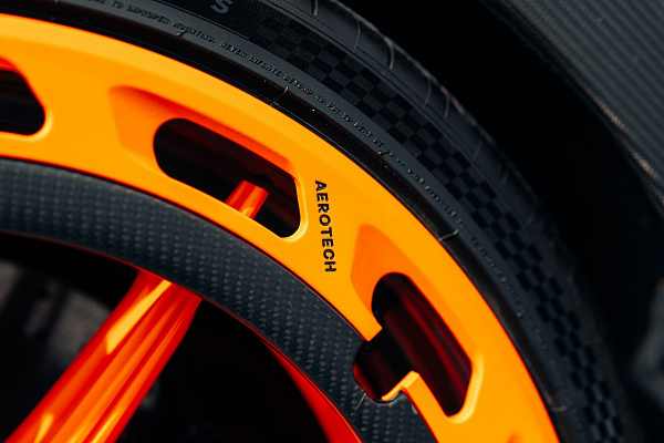Фото дисков Brixton Forged FDE11 Aerotech Черный сатин на McLaren 600