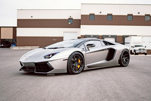 Фото дисков Strasse Wheels SM5R Deep Concave FS Черный матовый на Lamborghini Aventador