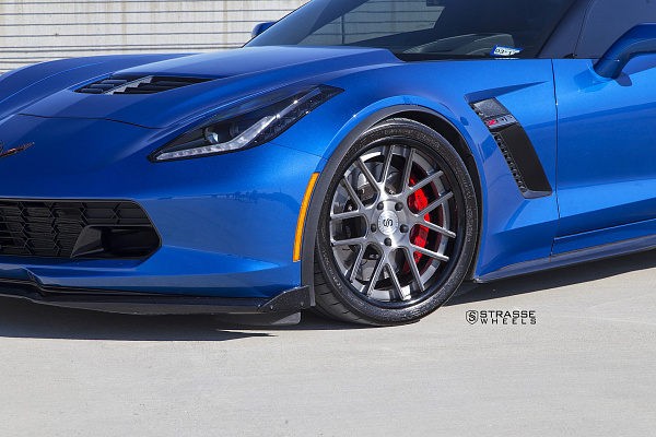 Фото дисков Strasse Wheels SM7 Deep Concave Сатиновый темный лак на Chevrolet Corvette C7