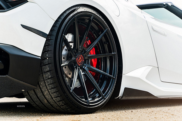 Фото дисков Strasse Wheels SV10 Deep Concave Duoblock Черный глянец на Lamborghini Huracan