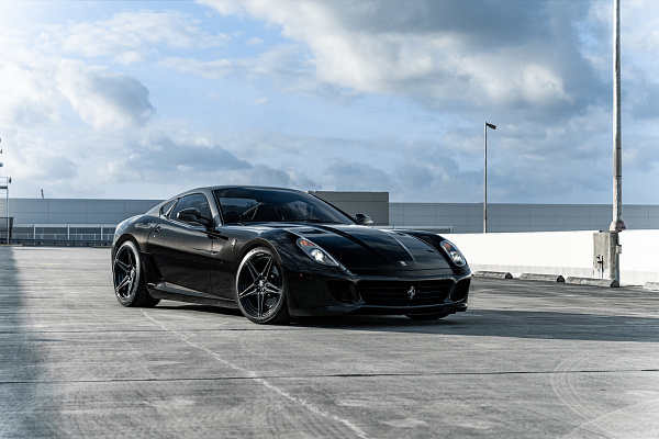 Фото дисков Strasse Wheels SV2 Deep Concave Duoblock Другой цвет на Ferrari 599