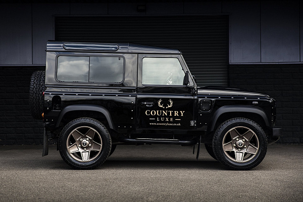 Фото дисков Kahn Mondial Retro  на Land Rover Defender I