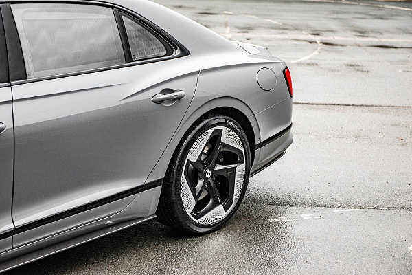 Фото дисков Kahn Type 8 Черный матовый на Bentley Flying Spur III