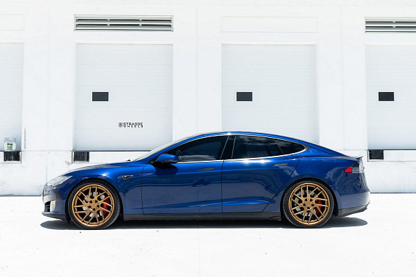 Фото дисков Strasse Wheels SM7T Deep Concave Сатиновая темная бронза на Tesla Model S