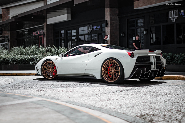 Фото дисков Brixton Forged PF10 Сатиновая бронза на Ferrari 488