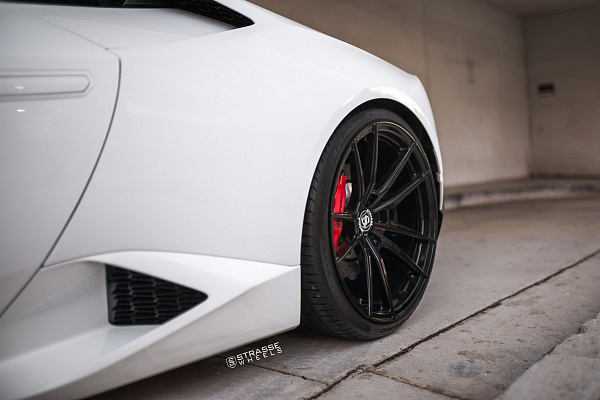 Фото дисков Strasse Wheels SV1 Deep Concave Monoblock Черный глянец на Lamborghini Huracan