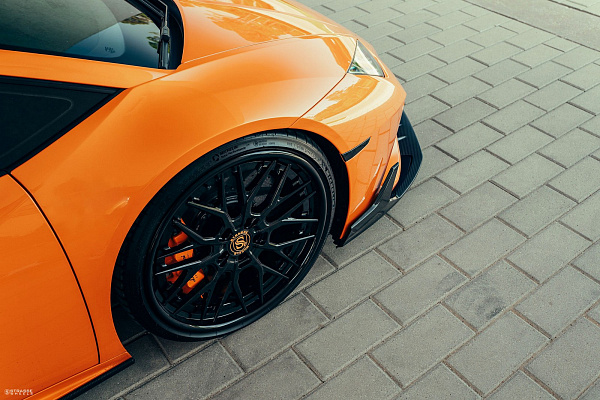 Фото дисков Strasse Wheels SV10M Deep Concave FS Черный глянец на Lamborghini Huracan