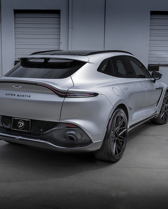 Фото дисков HF-7 Черный глянец на Aston Martin DBX