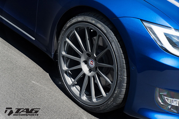 Фото дисков HRE 303M Сатиновый графит на Tesla Model S