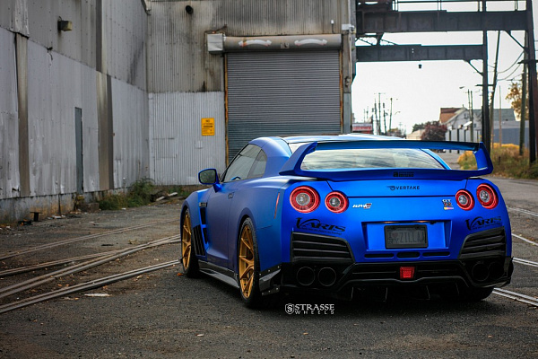 Фото дисков Strasse Wheels SM5R Deep Concave Monoblock Сатиновое золото на Nissan GT-R
