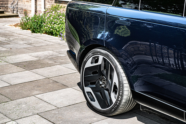 Фото дисков Kahn Type 33 RS Черный сатин на Range Rover V