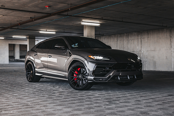 Фото дисков Brixton Forged PF8 Черный глянец на Lamborghini Urus