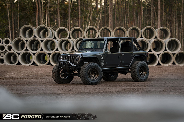 Фото дисков BC Forged LE10 // MLE10 Глянцевая темная бронза на Jeep Wrangler III (JK)