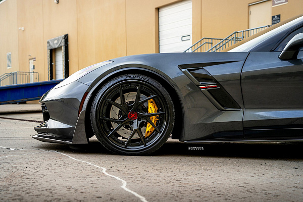 Фото дисков Strasse Wheels SM5RT Deep Concave FS Черный глянец на Chevrolet Corvette C7