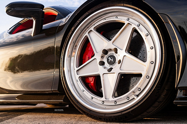 Фото дисков Strasse Wheels F5 Track Глянцевый лак на Ferrari SF90