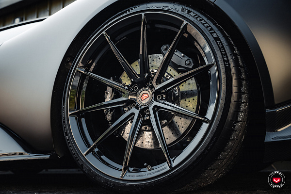 Фото дисков Vossen VPS-1 Черный глянец на Maserati MC20