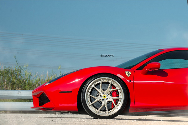 Фото дисков Strasse Wheels SM5RT Deep Concave FS Сатиновая шампань на Ferrari 488