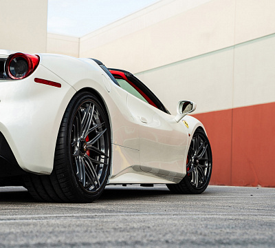 Фото дисков 1886 Wheels XR004 на Ferrari 488