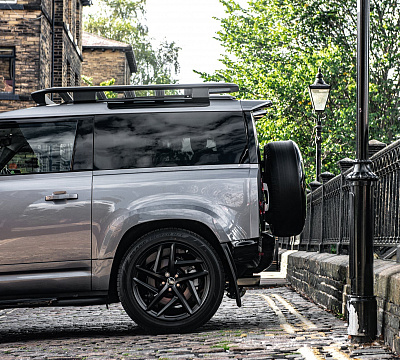 Фото дисков Kahn Type 52 RS на Land Rover Defender II