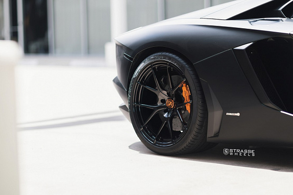 Фото дисков Strasse Wheels SM5R Deep Concave Monoblock Черный глянец на Lamborghini Aventador
