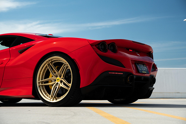 Фото дисков HRE S107SC Глянцевое золото на Ferrari F8
